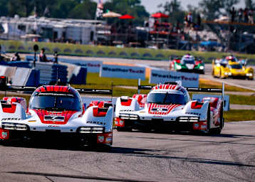 Die beiden Werks-Porsche 963 aus der IMSA