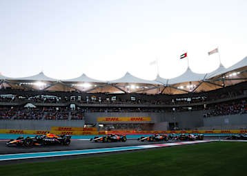 Kurz nach dem Start zum Grossen Preis von Abu Dhabi