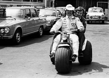 Nürburgring 1975: Keke und Manager Podlech mit dick bereiften Trike 
