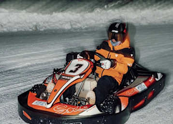 Dani Pedrosa in einem mit Spikes ausgerüsteten Kart