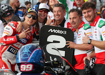 MotoE-Ass Casadei (li.) mit LCR-Boss Cecchninello (mitte)