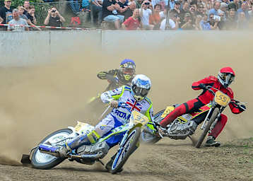 Tom Lamek (55) in Bielefeld hinter Chris Harris (37), links Tero Aarnio