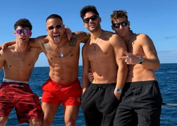 Tony Arbolino (links) und Fabio Quartararo (rechts) mit Freunden