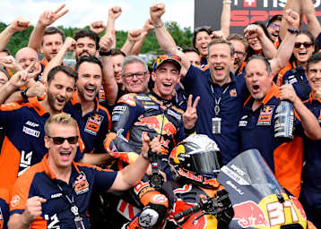 Gottfried Neumeister feiert mit Pedro Acosta und KTM in Brünn