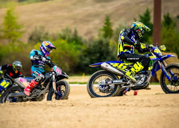 David Alonso hinter Altmeister Valentino Rossi