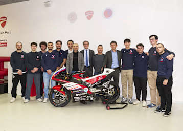 Das Team von UniBo Motorsport mit Ducati-CEO Claudio Domenicali