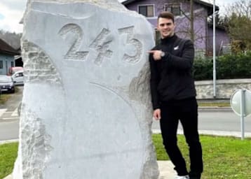 Tim Gajser mit seinem Denkmal