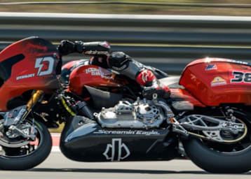 Ex-MotoGP-Pilot Bradley Smith hat Spaß mit seinem Bagger