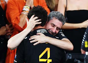 Andrea Stella schliesst Lando Norris in die Arme