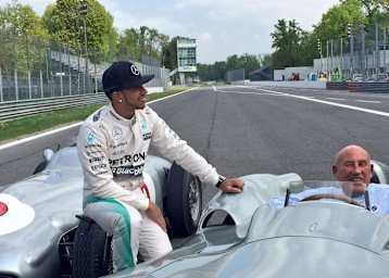 Spass in Monza: Lewis Hamilton und Sir Stirling Moss sind begeistert vom W196 R