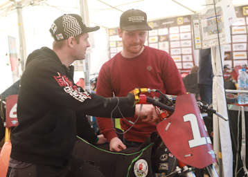 Hans Weber (li.) betreut in Sanok Benedikt Monn