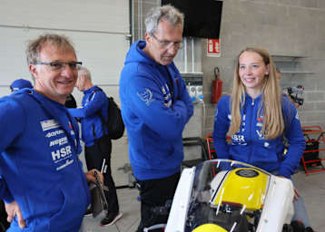 Lucy Michel mit Teamchef Stefan Laux links neben ihr