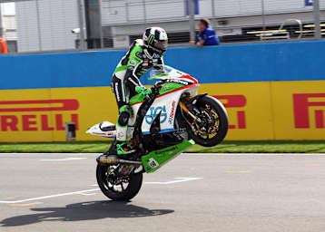Leon Haslam gewann beide BSB-Läufe in Donington Park