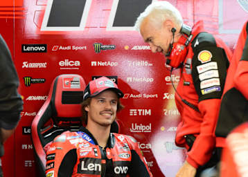 Nicolo Bulega (li.) mit Teammanager Davide Tardozzi