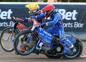 Nach dieser Kollision krachten Zmarzlik (rot) und Michelsen in die Bande