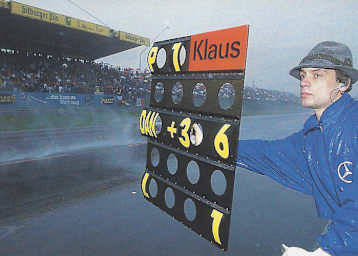 P1 für den Rain-Man: Positionsanzeige für Leader Ludwig durch Hans Ziegler beim DTM-Regenrennen am Ring 1994 