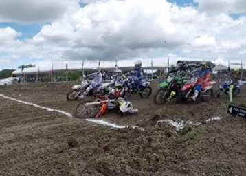Pauls Jonass hatte 2015 mehrere spektakuläre Abflüge. In Mexiko gewann er am Boden liegend den 'holeshot award' und wurde anschließend von 2 weiteren Fahrern überollt