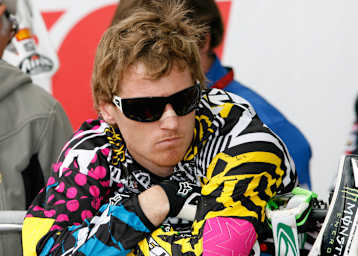 Billy MacKenzie wurde am Daumen operiert