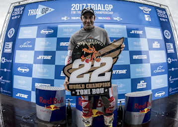 Toni Bou (Mitte) feierte seinen 22. Trial-WM-Titel