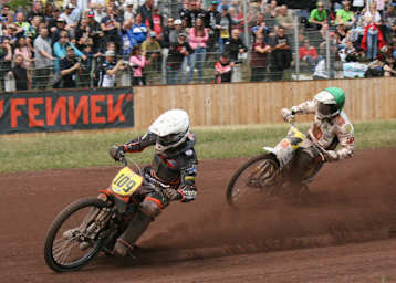 Zach Wajtknecht vor Martin Smolinski