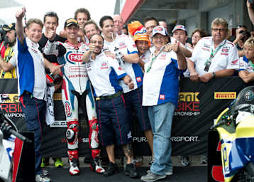 Das Pata-Honda-Team feiert Weltmeister Michael van der Mark