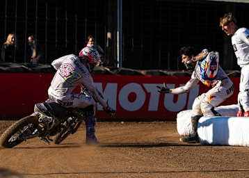 Espargaro driftet, Weltmeister Martin feuert an