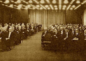 Trostloses Ambiente, hochkarätige Gäste in Reihe 1: Meisterfeier 1971 mit vielen verdienten altvorderen Automobilsport-Repräsentanten und Funktionären in Reihe 1