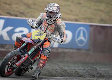 Mit der Supermoto-Maschine kennt Kevin Würterle die Sandbahn