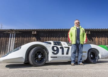Jubilar Ahrens 2025 vor seinem Porsche 917 von 1969