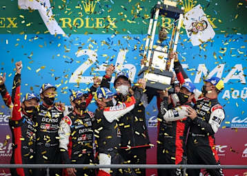 Großer Jubel bei Toyota auf dem Podium zu den 24h Le Mans 2021
