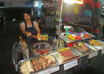 Essen am Straßenrand ist in Thailand normal