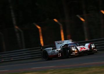 Führt die 24h von Le Mans an: Der Porsche 919 Hybrid von Jani, Lotterer und Tandy