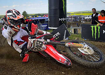 Tim Gajser fährt und scrubbt auch im Talkessel wie entfesselt