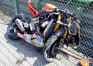 An der Triumph war nach dem Misano-Sturz nichts mehr ganz