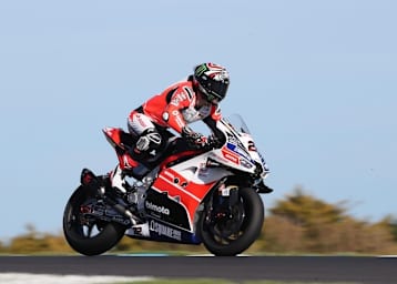 Alex Lowes auf der bildhübschen Bimota KB998