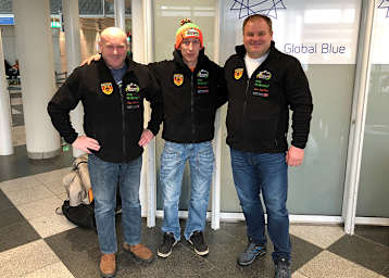 Markus Jell (Mitte) am Flughafen München