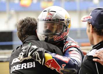 Jonas Folger feiert mit dem Ajo-Team seinen Sieg