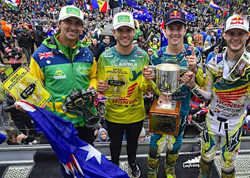 Team Australien hielt 2024 die Chamberlain Trophy in den Händen
