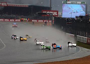 Reeves/Cluze (77) setzten sich im Regenrennen von Le Mans durch