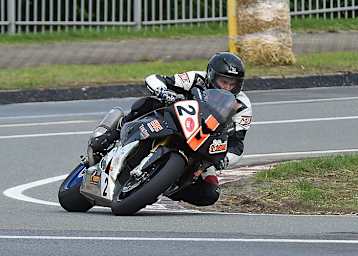 Johan Fredriks gewann den ersten IRRC-Superbike-Lauf in Frohburg