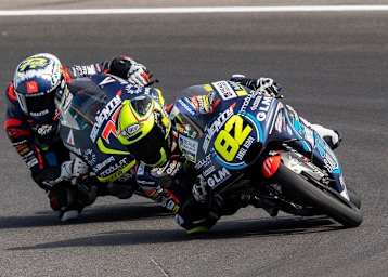 Stefano Nepa (vorne) übernimmt die KTM von Vicente Pérez