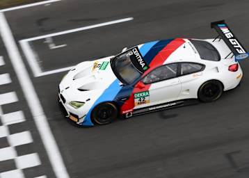 Traditionsfarben: Der BMW M6 GT3 des Teams Schnitzer