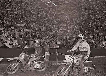 Arne Kring (#6) am Ausgang der Schlammpassage vor zehntausenden Zuschauern