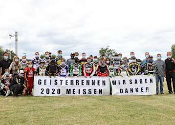 Die Teilnehmer am ersten Speedway-Geisterrennen in Deutschland
