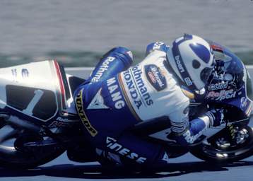 Toni Mang eroberte 1987 acht Siege und den 250-ccm-Titel für Deutschland (Bild von 1988)