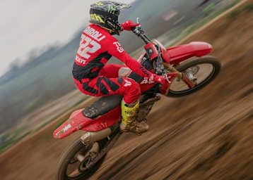 Testfahrer Tony Cairoli mit der neuen Desmo450 MX