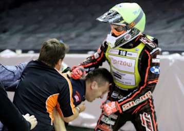 Sam Masters (re.) verpasste Nicki Pedersens Mechaniker einen rechten Haken