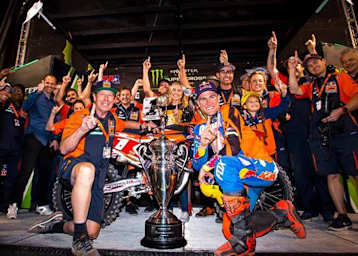 Ryan Dungey feiert mit dem KTM-Team den dritten Supercross-WM-Titel für die Mattighofener in Folge