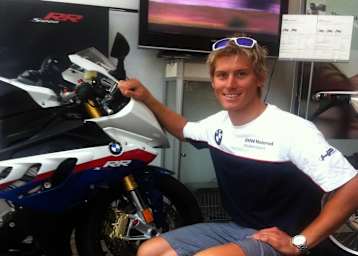 Herfoss freundet sich mit seiner BMW an.