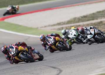 Noch schlagen sich Stefan Bradl (6) und Nicky Hayden (69) in der zweiten Hälfte des Feldes herum